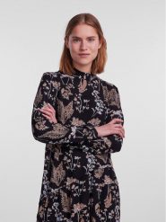 Pieces Sukienka codzienna 17143255 Czarny Regular Fit. Czarne sukienki damskie Pieces, bez wzorów, z wiskozy, bez ramiączek. Za 119.99 zł.