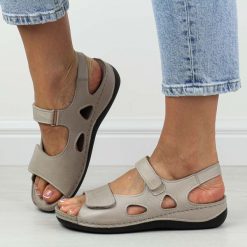 Szare skórzane sandały damskie T.Sokolski 158. Szare sandały damskie Sokolski, bez wzorów, ze skóry, bez obcasa, na koturnie, bez zapięcia. Za 239.00 zł.