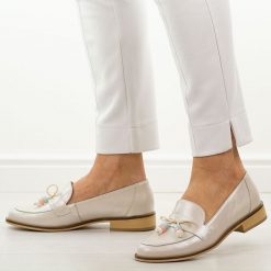 Beżowe perła skórzane Polskie mokasyny damskie Deoni D042. Brązowe mokasyny damskie Deoni, na jesień, z jeansu, bez obcasa. Za 449.00 zł.