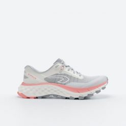 Buty do biegania w terenie damskie Kiprun MT Cushion 2. Białe obuwie sportowe damskie KIPRUN, z kauczuku, bez zapięcia, do biegania. Za 449.99 zł.