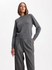 BGN Sweter w kolorze szarym rozmiar: 40. Szare swetry klasyczne damskie BGN, ze splotem, bez kołnierzyka. Za 122.67 zł.