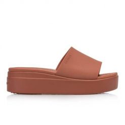 Klapki Dla Dorosłych Crocs Brooklyn Slide. Brązowe klapki damskie Crocs, bez wzorów, z materiału, bez obcasa, bez zapięcia. Za 181.99 zł.