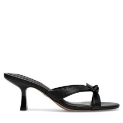 Klapki Nine West. Czarne klapki damskie Nine West, bez wzorów, bez obcasa, bez zapięcia. Za 183.99 zł.