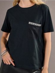 Koszulka z ozdobną kieszonką - czarny. Czarne koszulki damskie Sinsay, l, bez wzorów, bez kołnierzyka, bez ramiączek. Za 12.99 zł.