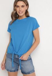 Jasnoniebieski T-shirt z Bawełny z Ozdobnym Wiązaniem Sunitra. Niebieskie t-shirty damskie Born2be, l, bez wzorów, z bawełny, bez kołnierzyka. Za 29.99 zł.