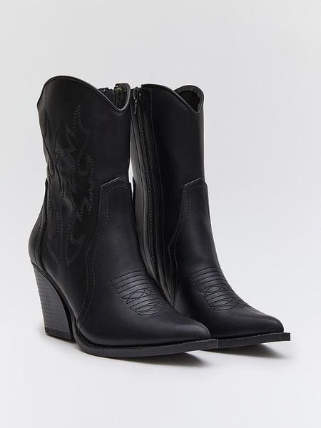 Bellucci Botki w kolorze czarnym rozmiar: 40. Czarne botki damskie Bellucci, bez obcasa, bez zapięcia. Za 170.87 zł.