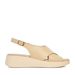 Sandały Lasocki. Brązowe sandały damskie Lasocki, bez wzorów, bez obcasa, na koturnie, bez zapięcia. Za 169.99 zł.