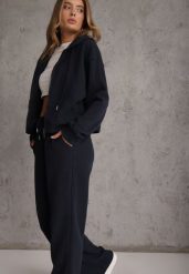 Granatowy Prążkowany Komplet Dresowy Spodnie o Szerokim Kroju i Bluza z Kapturem Rerih. Niebieskie bluzy damskie Renee, l, bez wzorów, z dresówki, z kapturem. Za 169.99 zł.