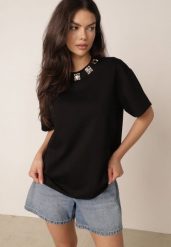 Czarny Bawełniany T-shirt Oversize z Biżuteryjnymi Aplikacjami przy Dekolcie Tesana. Czarne t-shirty damskie Born2be, uniwersalny, z aplikacjami, z bawełny, bez kołnierzyka. Za 69.99 zł.