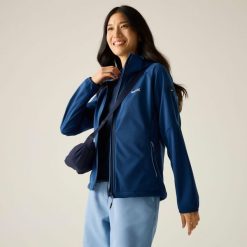Damska wiatroodporna kurtka typu softshell z kapturem Bourda. Niebieskie kurtki damskie Regatta, bez wzorów, z materiału, z kapturem. W wyprzedaży za 279.99 zł.