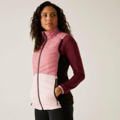 Kamizelka damska hybrydowa Leedre. Czerwone kamizelki damskie Regatta, bez wzorów, z puchu, bez kaptura. W wyprzedaży za 323.00 zł.