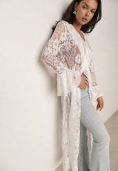 Biała Narzutka Plażowa o Fasonie Długiej Sukienki z Koronki Ozdobiona Falbankami Araqiel. Białe sukienki damskie Born2be, bez wzorów, z koronki, wakacyjne, bez ramiączek. Za 189.99 zł.