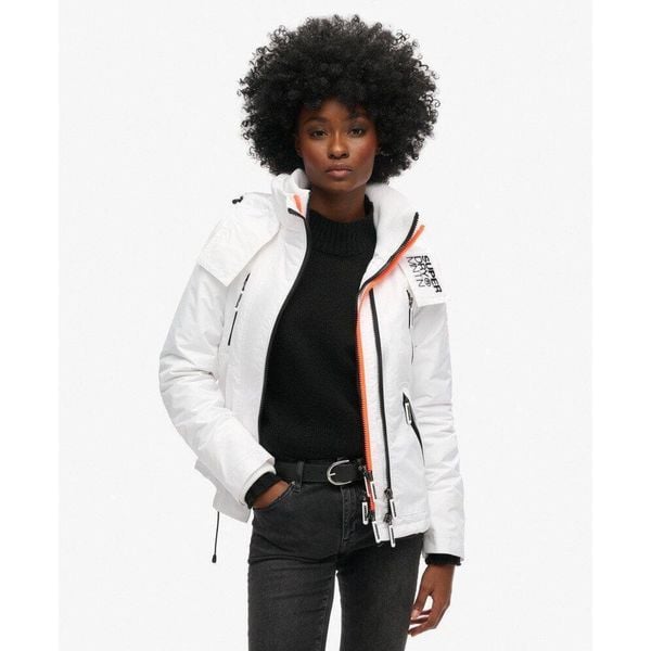 Kurtka przeciwwiatrowa Mountain SD-Windcheater. Białe kurtki damskie Superdry, bez wzorów, bez kaptura. W wyprzedaży za 440.95 zł.