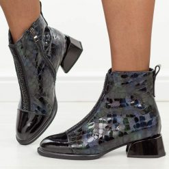 Granatowe skórzane botki damskie Filippo Dbt8253/26. Niebieskie botki damskie Filippo, na jesień, z dzianiny, eleganckie, z okrągłym noskiem, bez obcasa, na obcasie, bez zapięcia. Za 439.00 zł.