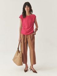 TATUUM Bluzka w kolorze różowym rozmiar: 46. Różowe bluzki damskie TATUUM, bez wzorów, z wiskozy, bez kołnierzyka, bez ramiączek. Za 104.39 zł.