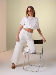 Jeansy wide leg mid waist z ażurowym wykończeniem nogawki - kremowy. Białe jeansy damskie Sinsay. Za 59.99 zł.