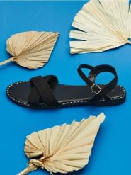 Sandały - czarny. Czarne sandały damskie Sinsay, bez wzorów, z bawełny, bez obcasa, na płaskiej podeszwie, bez zapięcia. Za 39.99 zł.