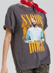 Bawełniana koszulka z nadrukiem Snoop Dogg - szary. Szare koszulki damskie Sinsay, l, bez wzorów, z bawełny, bez kołnierzyka, bez ramiączek. W wyprzedaży za 22.99 zł.