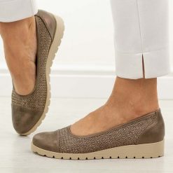 Brązowe półbuty damskie M.Daszyński 1628-25. Brązowe półbuty damskie M.Daszyński, na jesień, bez wzorów, z jeansu, bez obcasa, na koturnie, bez zapięcia. Za 179.00 zł.