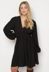 Czarna Rozkloszowana Sukienka z Marszczeniem w Talii i Dekoltem w Serek Salindea. Czarne sukienki damskie Born2be, bez wzorów, eleganckie, bez ramiączek. Za 139.99 zł.
