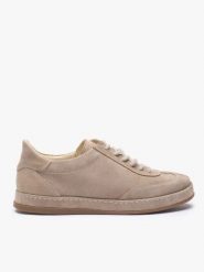 Piaskowe sneakersy ze skóry welurowej. Brązowe obuwie sportowe damskie Ryłko, ze skóry, bez zapięcia. Za 479.99 zł.