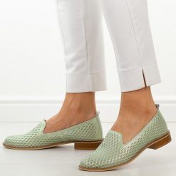 Zielone ażurowe skórzane Polskie półbuty damskie Deoni d043. Zielone półbuty damskie Deoni, na lato, w ażurowe wzory, ze skóry, bez obcasa, na płaskiej podeszwie, bez zapięcia. W wyprzedaży za 386.10 zł.