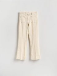 Jeansy flare - kremowy. Białe jeansy damskie Reserved. Za 139.99 zł.