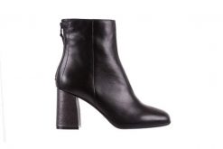 Botki Bayla-174 MG0121 Czarne Lico, Skóra naturalna - 40. Czarne botki damskie Bayla, na jesień, ze skóry, eleganckie, bez obcasa, bez zapięcia. W wyprzedaży za 134.10 zł.