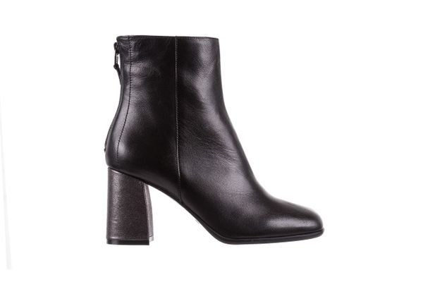 Botki Bayla-174 MG0121 Czarne Lico, Skóra naturalna - 40. Czarne botki damskie Bayla, na jesień, ze skóry, eleganckie, bez obcasa, bez zapięcia. W wyprzedaży za 134.10 zł.