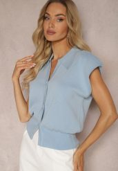 Niebieska Casualowa Bluzka Polo w Stylu Dzianinowej Kamizelki z Usztywnionymi Ramionami Aidelma. Niebieskie bluzki damskie Renee, m, bez wzorów, z dzianiny, eleganckie, bez kołnierzyka, bez ramiączek. Za 89.99 zł.