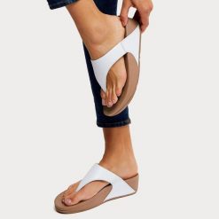 Sandały FitFlop Lulu białe. Białe sandały damskie Flip Flop, bez wzorów, ze skóry, bez obcasa, bez zapięcia. Za 445.50 zł.