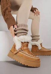 Jasnobrązowe Śniegowce na Grubej Podeszwie Ozdobione Haftowanym Motywem i Futerkiem Caretusa. Śniegowce damskie Born2be, z jeansu. Za 109.99 zł.