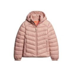 Damska kurtka z kapturem Superdry Fuji. Czerwone kurtki damskie Superdry, na zimę, bez wzorów, z puchu, z kapturem. Za 433.95 zł.