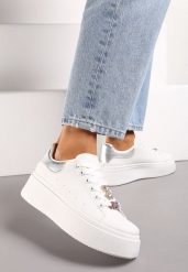 Biało-Srebrne Sneakersy na Platformie z Biżuteryjnymi Aplikacjami na Sznurówkach Noonia. Białe obuwie sportowe damskie Born2be, z jeansu, bez zapięcia. Za 89.99 zł.