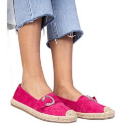 Różowe espadryle zdobione cyrkoniami. Czerwone espadryle damskie z aplikacjami, ze skóry, bez obcasa, na platformie. Za 78.89 zł.