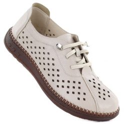 Skórzane półbuty damskie na gumki ażurowe beżowe Artiker 58C1507. Brązowe półbuty damskie Artiker, w ażurowe wzory, ze skóry, bez obcasa, bez zapięcia. Za 219.99 zł.