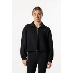 Damska krótka bluza z krótkim zamkiem i opuszczonym ramieniem – czarny. Czarne bluzy damskie AESTHETIC WOLF, uniwersalny, bez wzorów, z bawełny, bez kaptura. Za 259.99 zł.