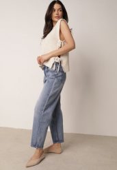 Niebieskie Bawełniane Jeansy Mom Fit o Klasycznym Kroju z Wysokim Stanem Esersia. Niebieskie jeansy damskie Born2be, z podwyższonym stanem. Za 99.99 zł.