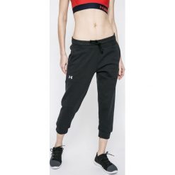 Under Armour - Spodnie. Szare spodnie dresowe damskie Under Armour, z aplikacjami, z bawełny. W wyprzedaży za 159.90 zł.