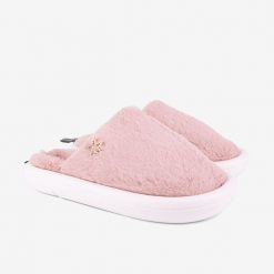 Damskie klapki zimowe 9197 z futerkiem. Brązowe klapki damskie Coqui, bez wzorów, z materiału, bez obcasa, bez zapięcia. Za 140.99 zł.