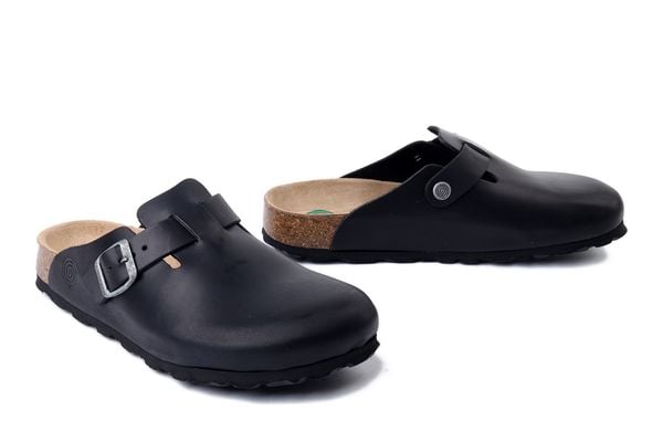 DR. BRINKMANN 600178-01 schwarz, klapki damskie. Czarne klapki damskie Dr. Brinkmann, bez wzorów, ze skóry, bez obcasa, bez zapięcia. Za 280.42 zł.