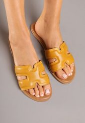 Żółte Klapki Basic z Wycięciami Varauri. Żółte klapki damskie Renee, bez wzorów, z jeansu, bez obcasa, na płaskiej podeszwie, bez zapięcia. Za 59.99 zł.