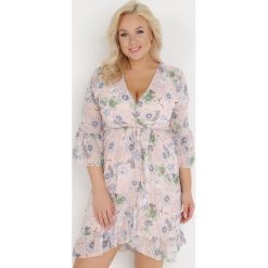 Jasnoróżowa Sukienka Sophassa. Czerwone sukienki damskie Born2be, z aplikacjami, eleganckie, bez ramiączek. Za 169.99 zł.