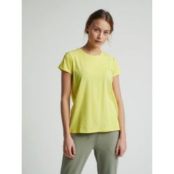 Koszulka damska Hummel Isobella. Żółte koszulki damskie Hummel, bez wzorów, bez kołnierzyka, bez ramiączek. Za 129.00 zł.