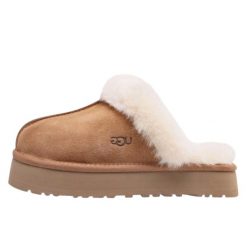 Buty do chodzenia dla dorosłych UGG Disquette Slipper Chestnut. Brązowe obuwie sportowe casual damskie Ugg, bez zapięcia. Za 569.00 zł.