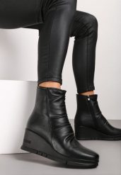 Czarne Casualowe Botki na Koturnie z Marszczeniem przy Cholewce Itteara. Czarne botki damskie Renee, z jeansu, eleganckie, bez obcasa, na koturnie, bez zapięcia. Za 149.99 zł.