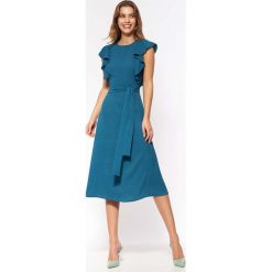 Sukienka midi z paskiem - Lazurowa. Niebieskie sukienki damskie Nife, bez wzorów, z elastanu, bez ramiączek. Za 248.90 zł.