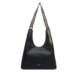 Torebka Calvin Klein. Czarne torebki klasyczne damskie Calvin Klein, bez dodatków. Za 569.99 zł.