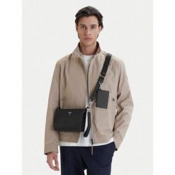 Saszetka Guess. Czarne nerki i saszetki damskie Guess, z aplikacjami. Za 206.99 zł.