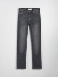 Bawełniane jeansy straight slim z efektem sprania - szary. Szare jeansy damskie Sinsay. Za 69.99 zł.
